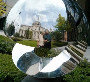 Selfie in a reflecting Statue