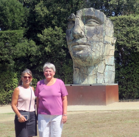 Suzi and Danita ath the Pitti. The statue is modern.