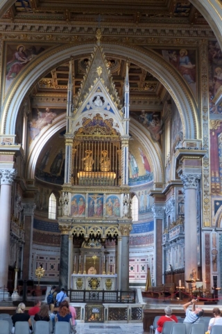 Alter with Peter and Paul above